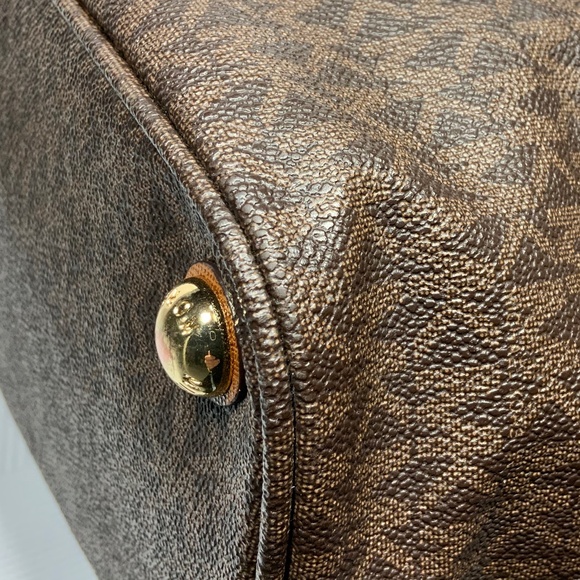 Michael Kors Jet Set Signature Bag - Picture 10 of 16